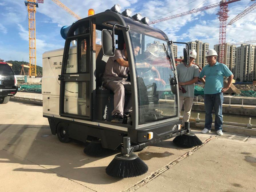 上海龙海市电动清扫车：现代城市清洁的新解决方案